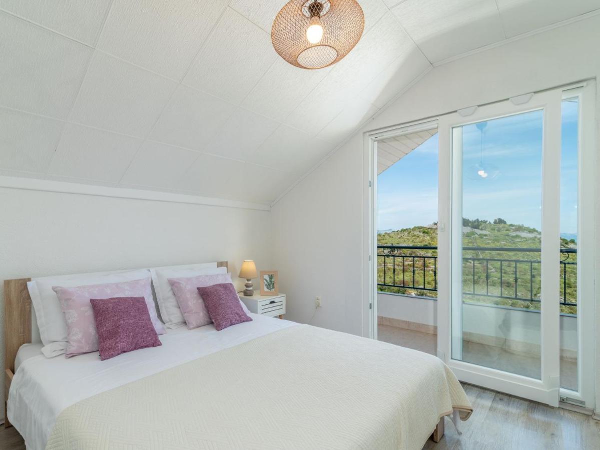 Scenic Sea View,Three Bedroom Villa With Pool Трогир Экстерьер фото